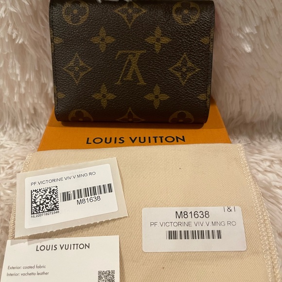 Brand New 2022 Victorine Vivienne Holiday Wallet - Picture 2 of 3